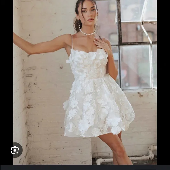 UNTAMED PETALS BY AMANDA JUDGE White Floral Wedding Dress - Picture 2 of 6